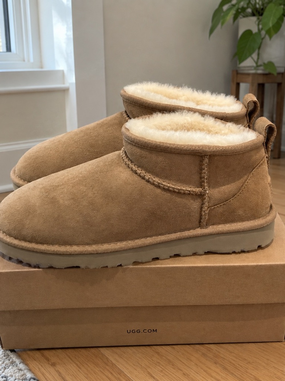 UGG Kids Mini Shearling Slip-On Boot - Chestnut Tan
